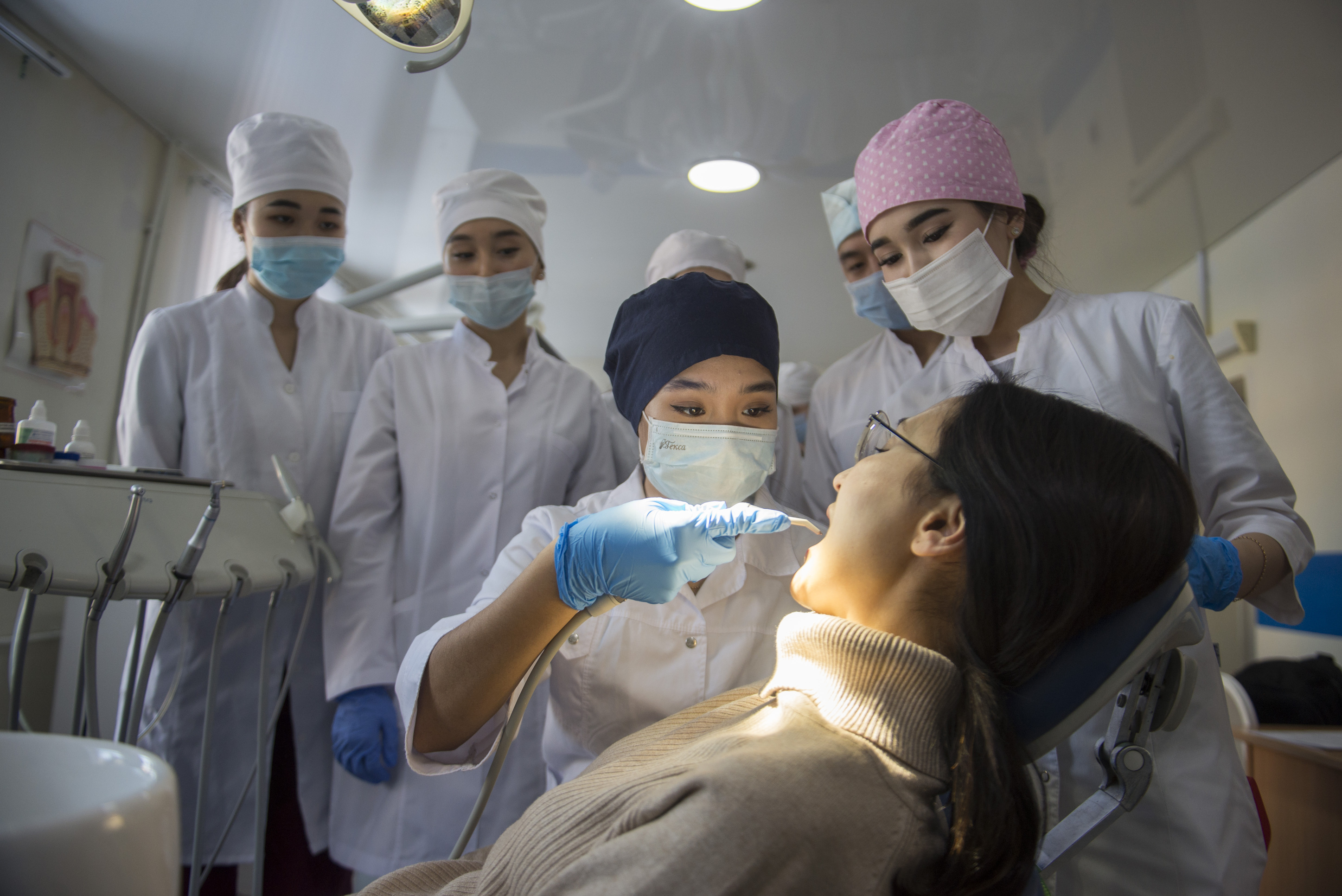 Стоматологи